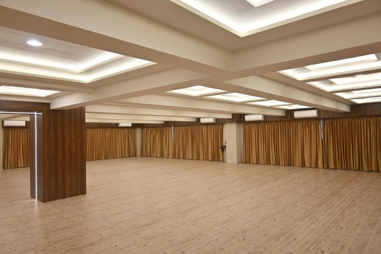 Hotel Privya Rooms And Banquet Surat Exterior foto