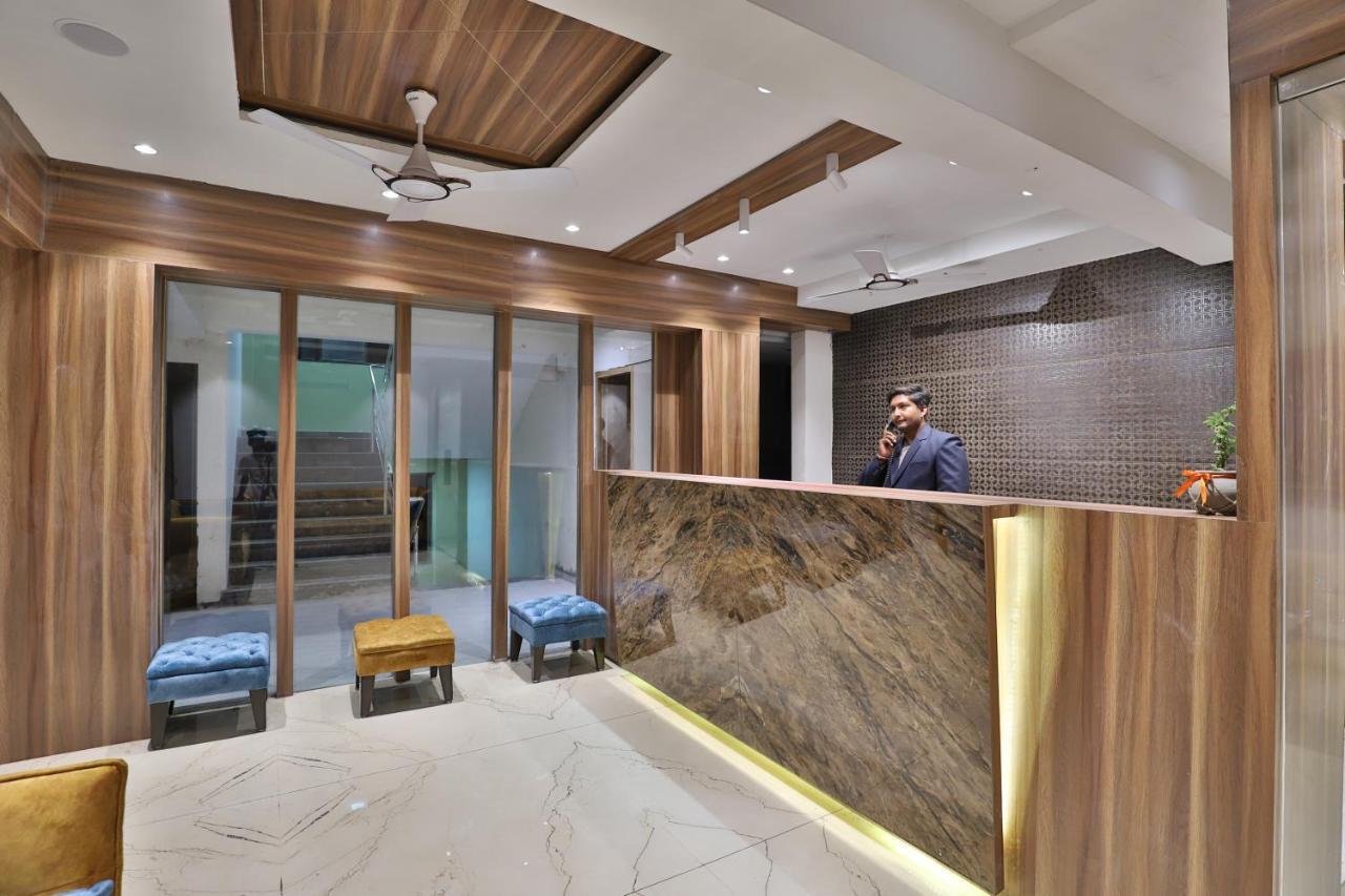 Hotel Privya Rooms And Banquet Surat Exterior foto