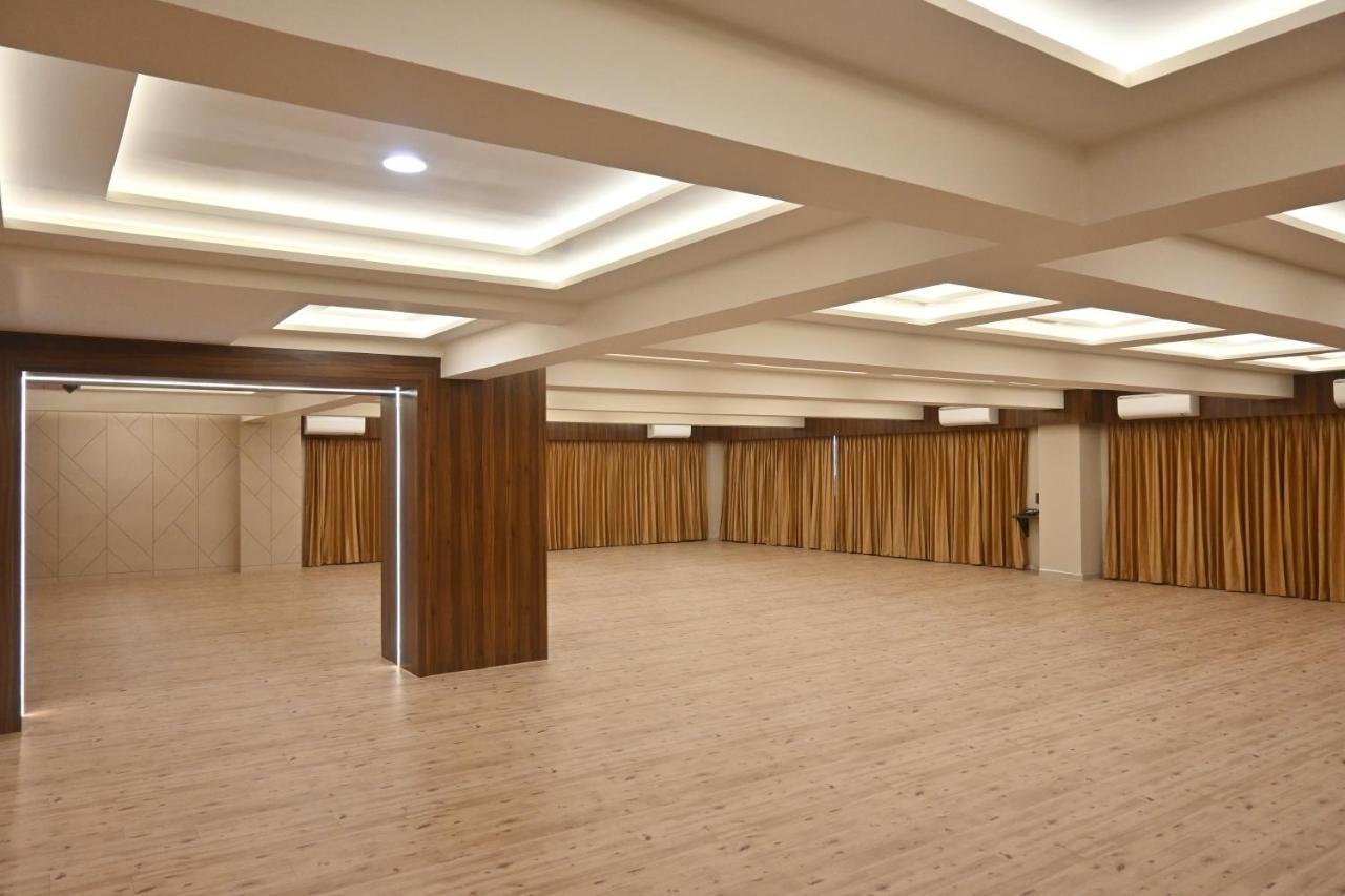 Hotel Privya Rooms And Banquet Surat Exterior foto
