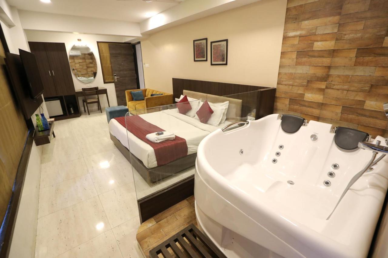 Hotel Privya Rooms And Banquet Surat Exterior foto