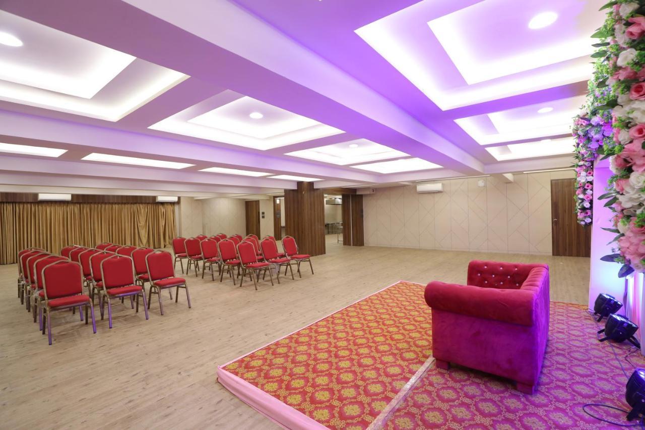 Hotel Privya Rooms And Banquet Surat Exterior foto