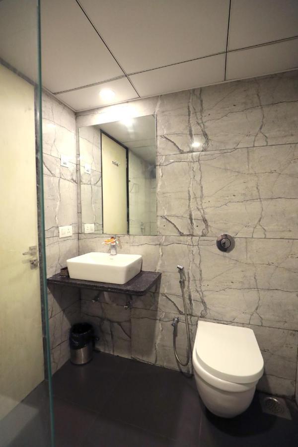 Hotel Privya Rooms And Banquet Surat Exterior foto
